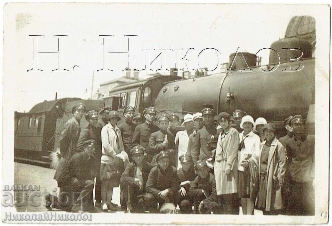 ΜΙΚΡΗ ΠΑΛΙΑ ΦΩΤΟΓΡΑΦΙΑ ΤΡΕΝΟ ΜΑΘΗΤΕΣ ΓΥΜΝΑΣΙΟΥ ΣΤΟΝ ΣΙΔΗΡΟΔΡΟΜΙΚΟ ΣΤΑΘΜΟ ZH639