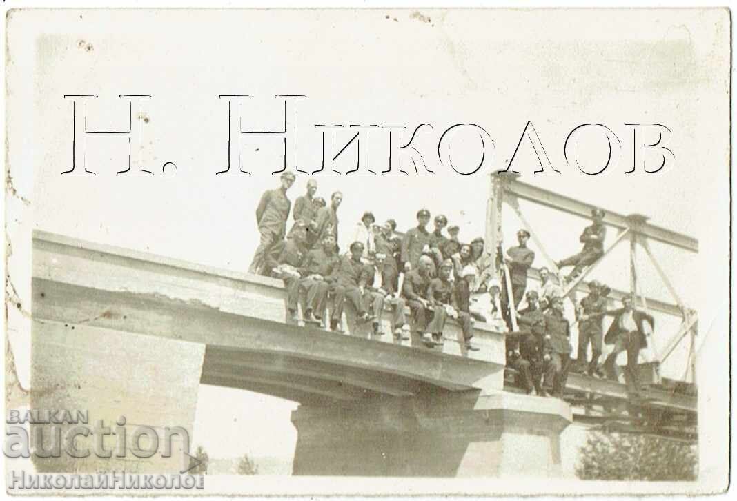 ΜΙΚΡΗ ΠΑΛΙΑ ΦΩΤΟΓΡΑΦΙΑ ΤΡΕΝΟ ΣΤΑΘΜΟΣ ΜΑΘΗΤΕΣ ΓΥΜΝΑΣΙΟΥ ΣΕ ΣΙΔΗΡΟΔΡΟΜΙΚΗ ΓΕΦΥΡΑ Ζ640
