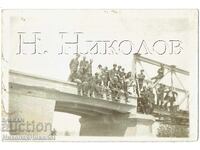 ΜΙΚΡΗ ΠΑΛΙΑ ΦΩΤΟΓΡΑΦΙΑ ΤΡΕΝΟ ΣΤΑΘΜΟΣ ΜΑΘΗΤΕΣ ΓΥΜΝΑΣΙΟΥ ΣΕ ΣΙΔΗΡΟΔΡΟΜΙΚΗ ΓΕΦΥΡΑ Ζ640