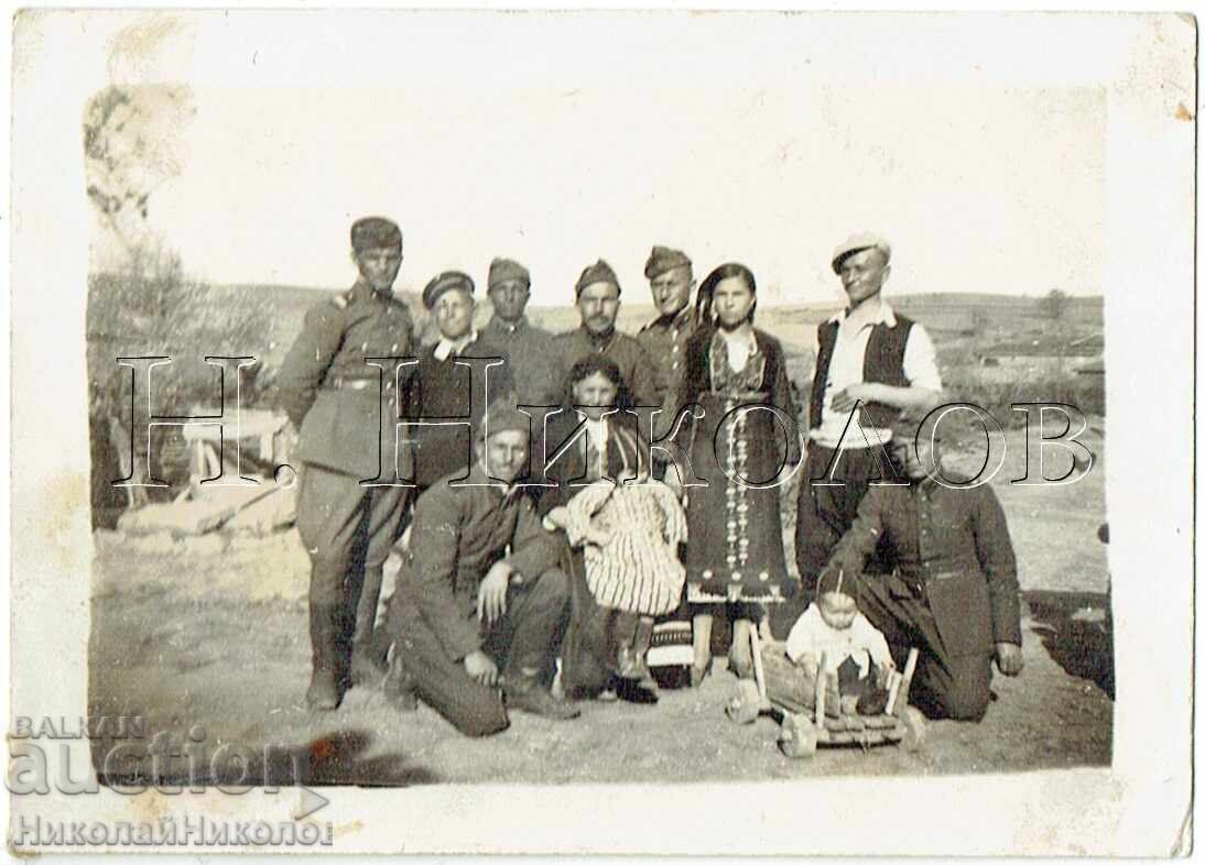 MICĂ FOTOGRAFIE VECHE CU SOLDAȚI LA ȚARĂ J641