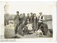 MICĂ FOTOGRAFIE VECHE CU SOLDAȚI LA ȚARĂ J641