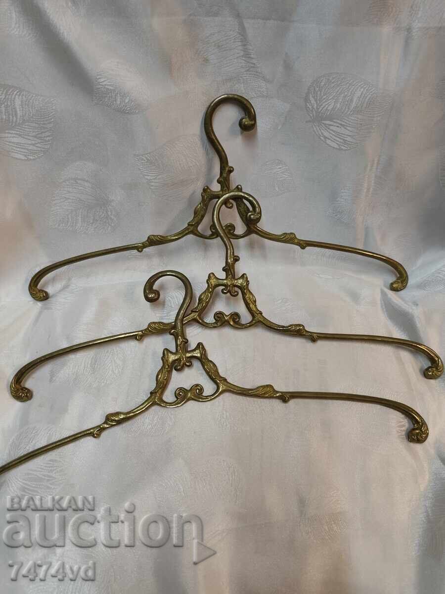 Lot de 3 umerașe din alamă, Secession / Baroc