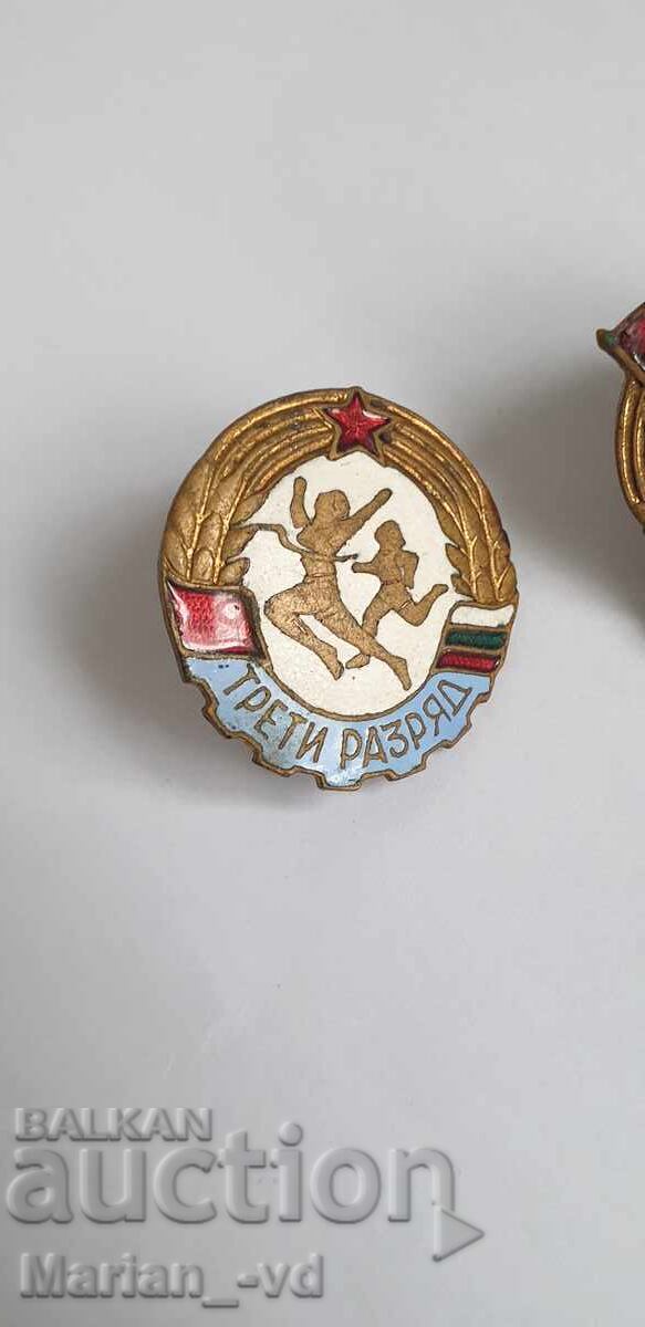 Lot de două insigne, gradul doi și trei, email, șurub cu preț € 20.00 | 39.12 BGN Lot de două insigne, gradul doi și trei, email, șurub cu preț € 20.00 | 39.12 BGN