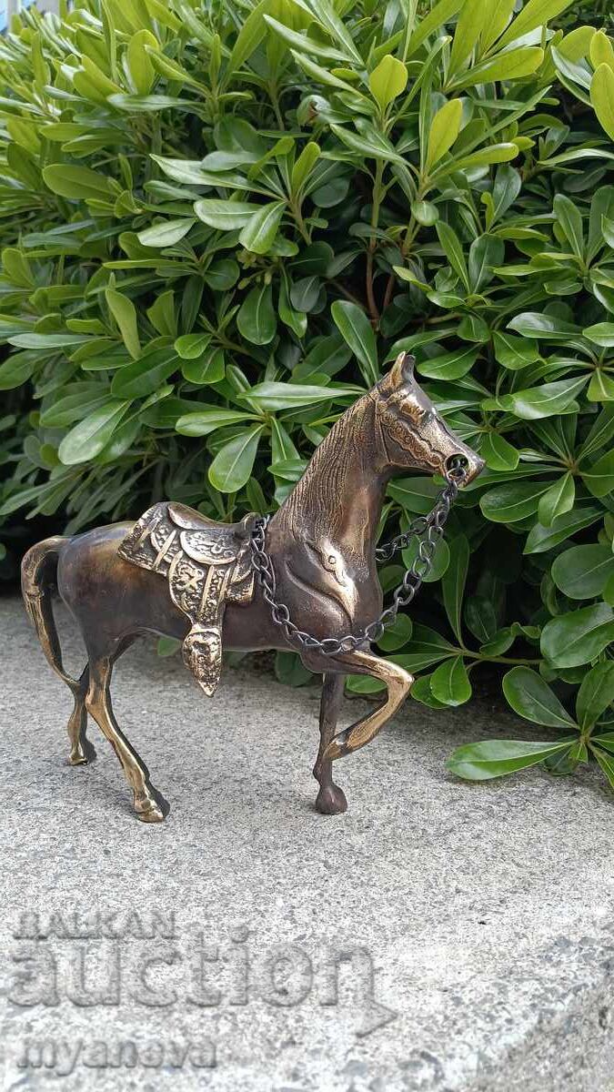 Licitație Sculptură din bronz reprezentând un cal cu șa detașabilă