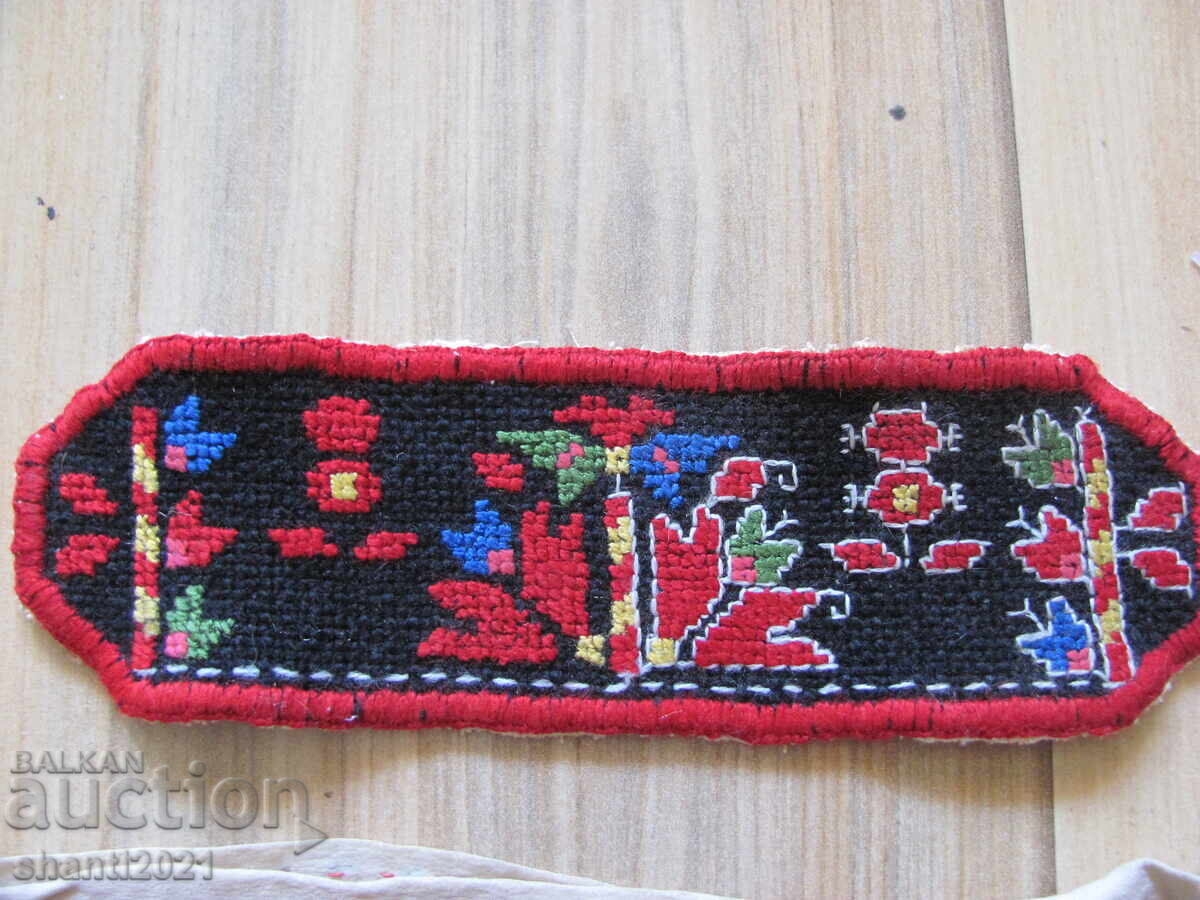 Livrarea Motive cu broderie tradițională bulgărească, brodate manual - 3 bucăți Livrarea Motive cu broderie tradițională bulgărească, brodate manual - 3 bucăți
