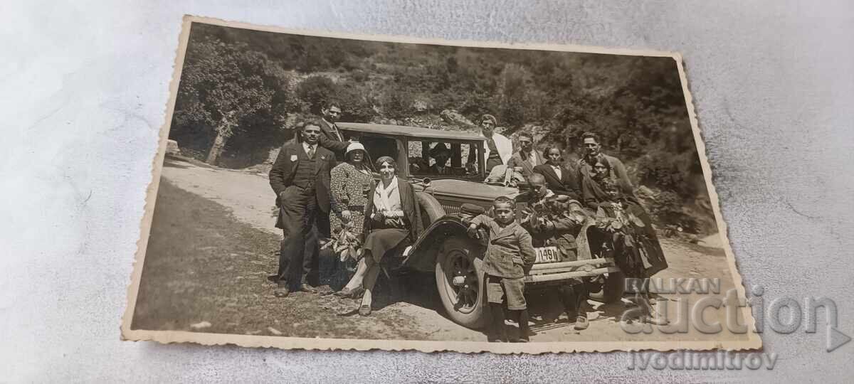 Σ-κα Άνδρες γυναίκες και παιδιά με ρετρό επιβατικό αυτοκίνητο με αρ. κυκλ. Sf 1491