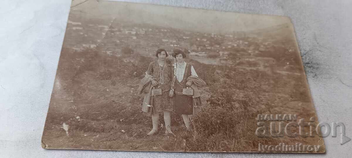 Fotografie Două tinere deasupra orașului Fotografie Două tinere deasupra orașului