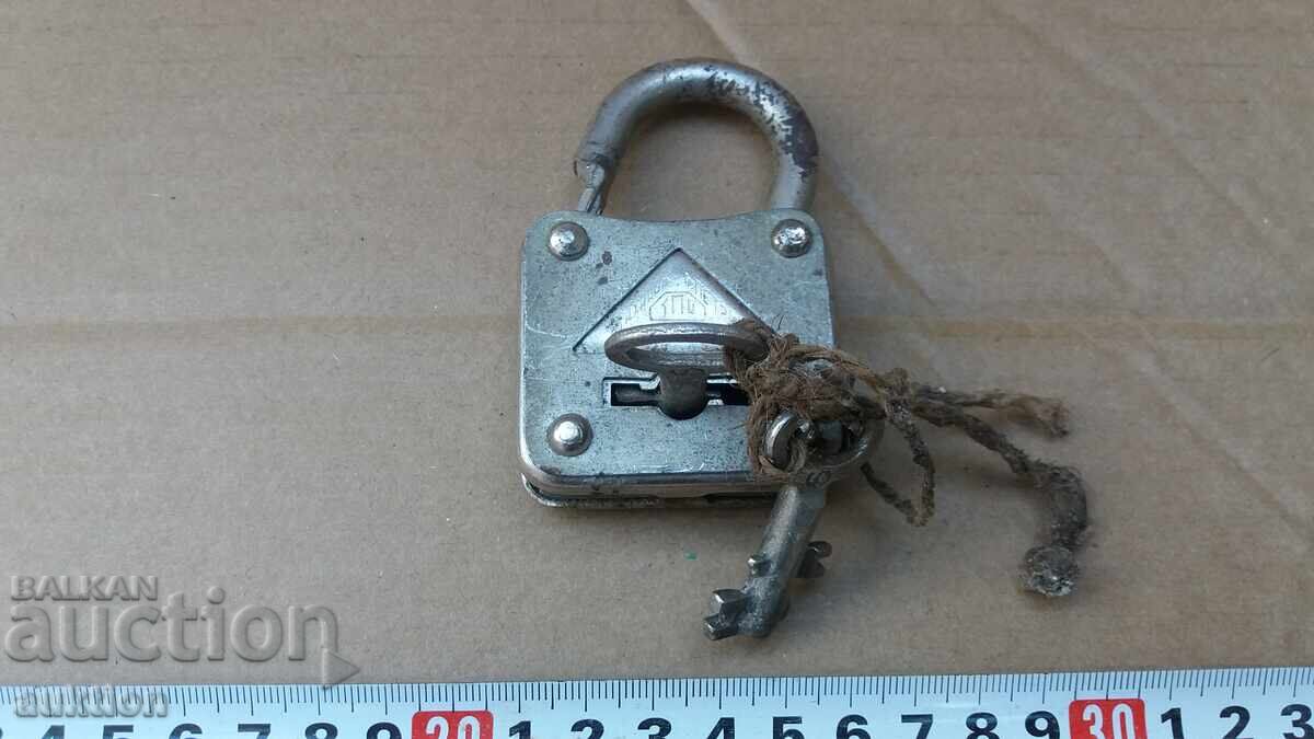 LACĂT VECHI CU CHEI cu preț € 2.99 | 5.85 BGN LACĂT VECHI CU CHEI cu preț € 2.99 | 5.85 BGN