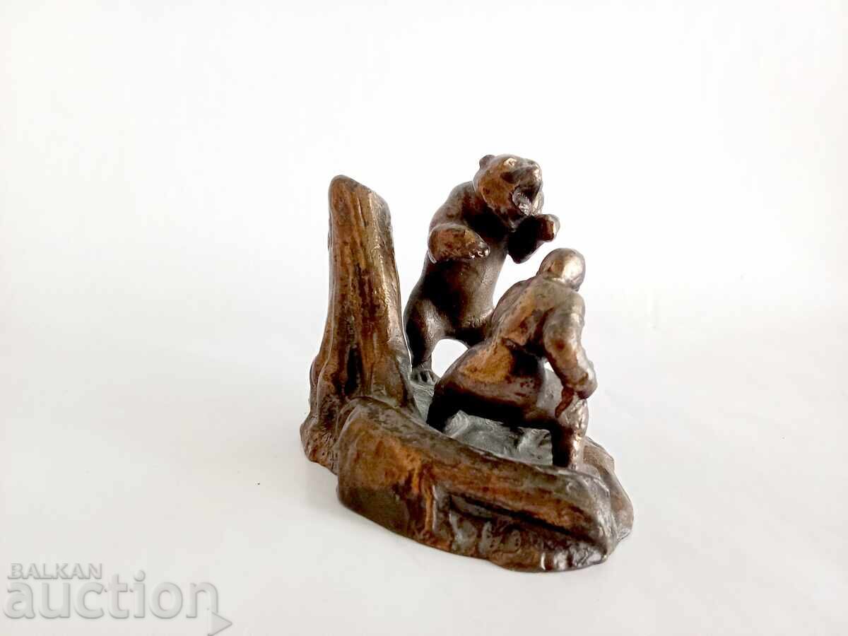 Delivery of Bronze figure bear hunting or vice versa bear hunting