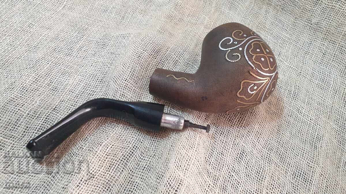 Licitație Pipă elegantă încrustată cu inserții din argint și alamă
