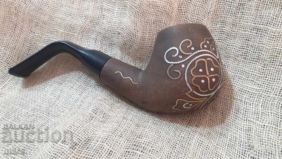 Pipă elegantă încrustată cu inserții din argint și alamă