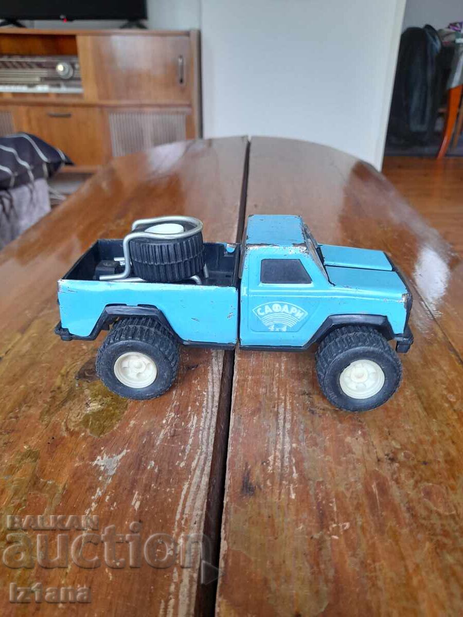 Mașinuță veche, jeep Safari 4x4 cu preț € 42.00 | 82.15 BGN