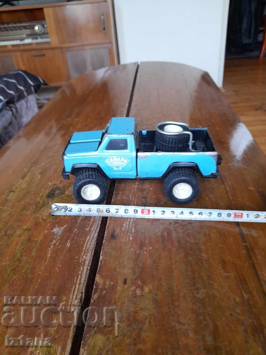 Livrarea Mașinuță veche, jeep Safari 4x4
