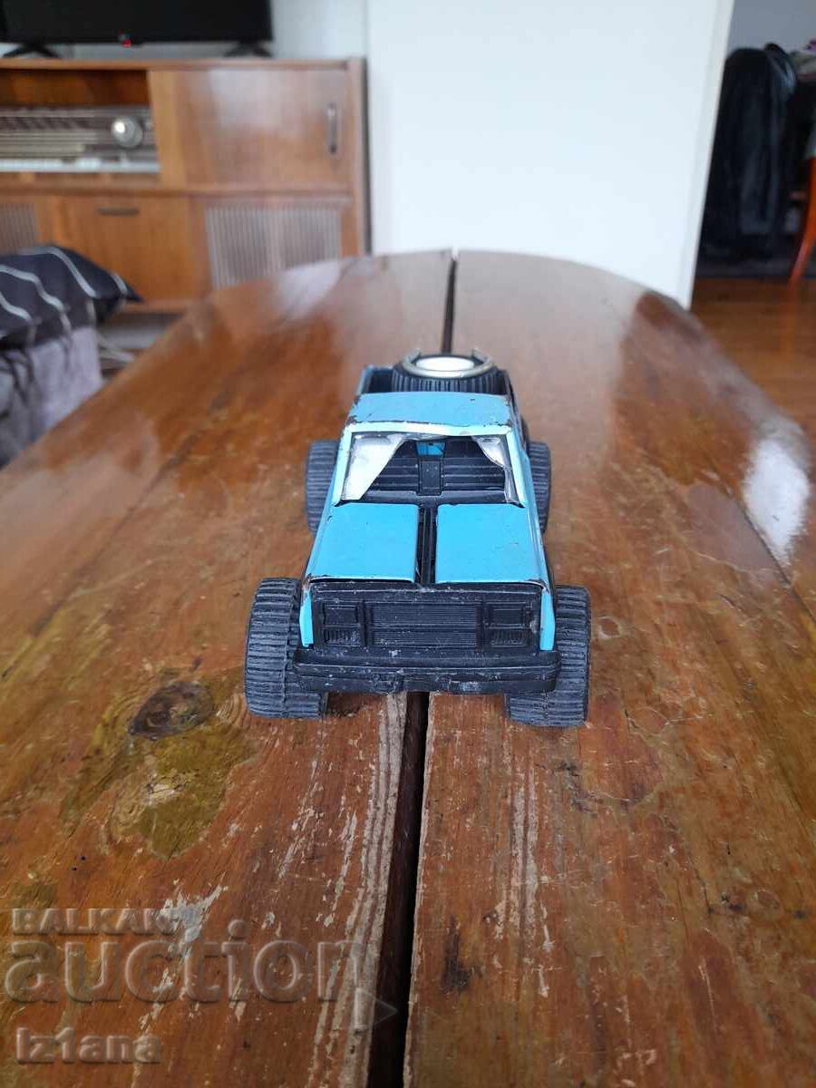 Mașinuță veche, jeep Safari 4x4