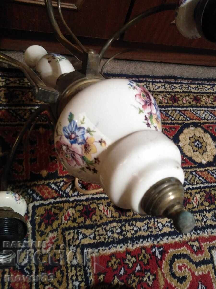 Παράδοση Vintage πολυέλαιος. Μέταλλο και πορσελάνη Παράδοση Vintage πολυέλαιος. Μέταλλο και πορσελάνη