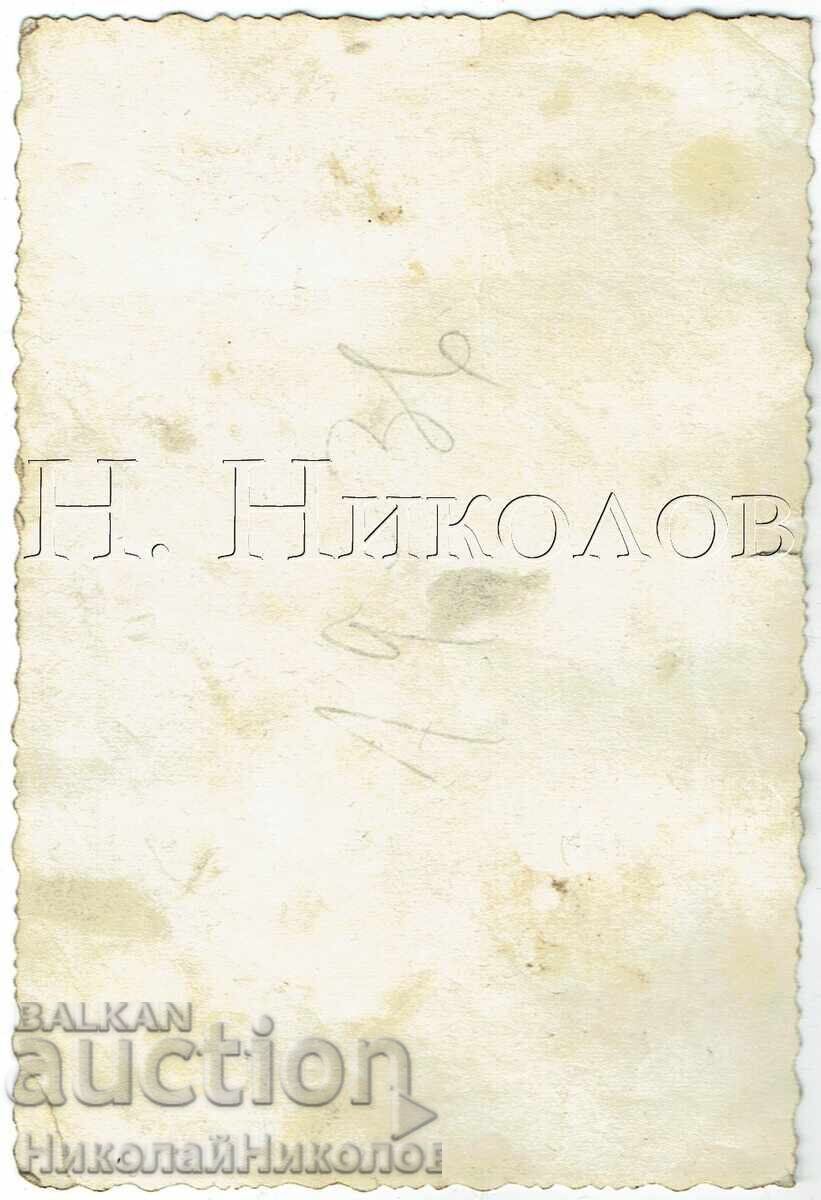 СТАРА СНИМКА МАЛКО ДЕТЕ СТОИ ВЪРХУ ШКАФ Ж649 с цена 1.50 €