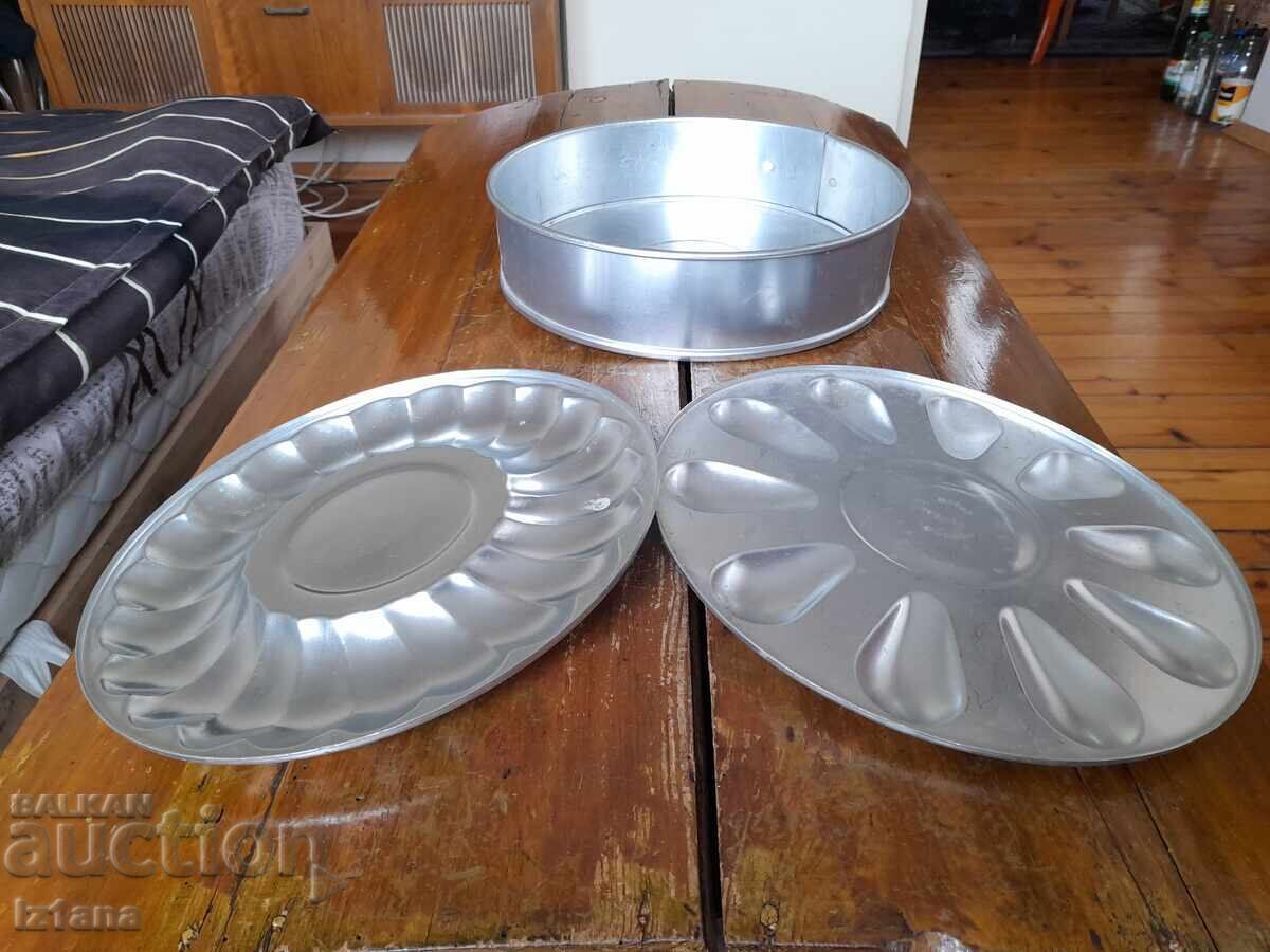 Tava veche de aluminiu pentru tort cu preț € 32.00 | 62.59 BGN Tava veche de aluminiu pentru tort cu preț € 32.00 | 62.59 BGN