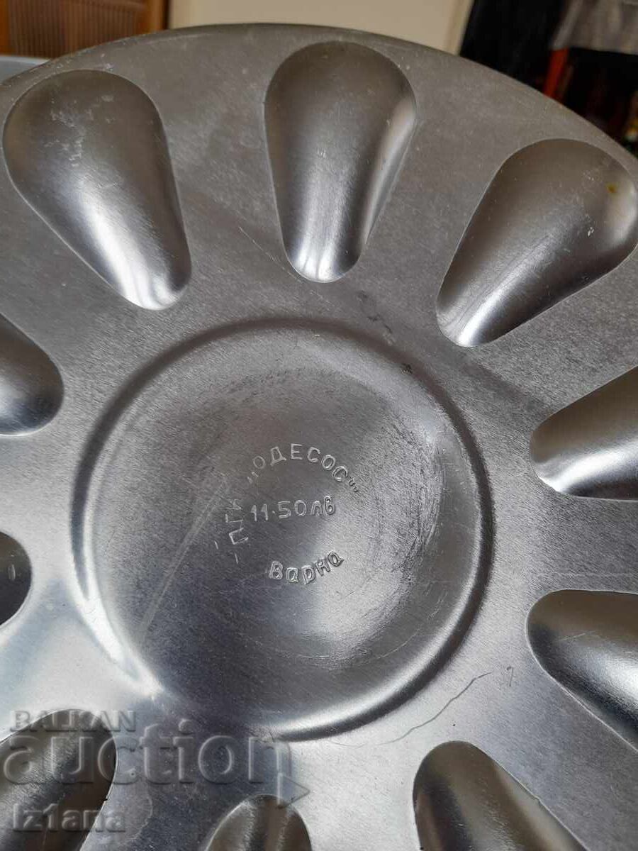 Licitație Tava veche de aluminiu pentru tort Licitație Tava veche de aluminiu pentru tort