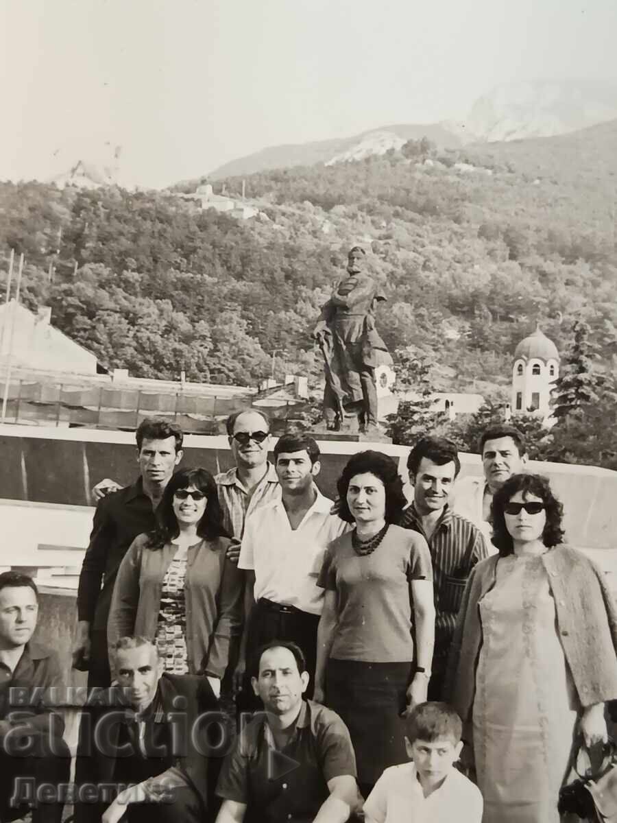 Licitație Turiști în fața monumentului lui H. Botev din Vrața, 1969