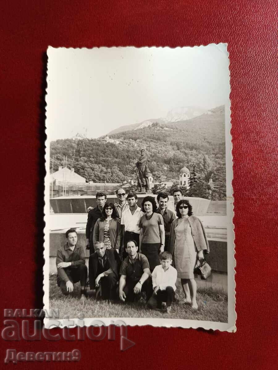 Turiști în fața monumentului lui H. Botev din Vrața, 1969