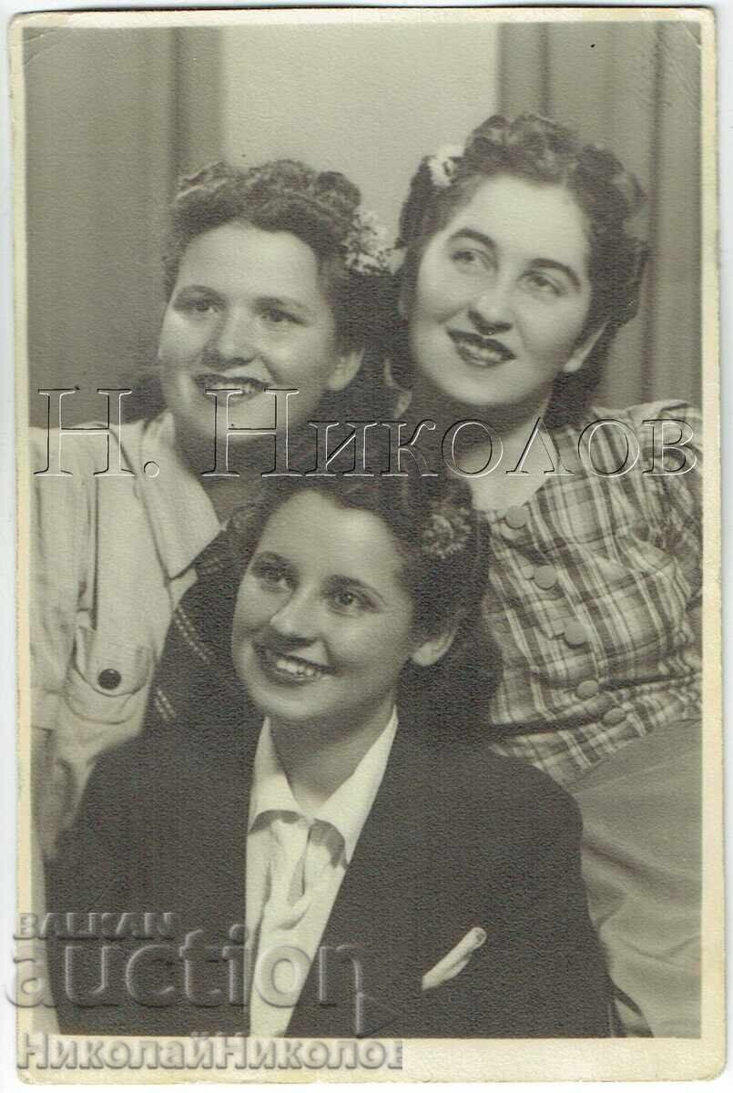 СТАРА СНИМКА СОФИЯ ТРИ ДЕВОЙКИ В СТУДИО Ж657