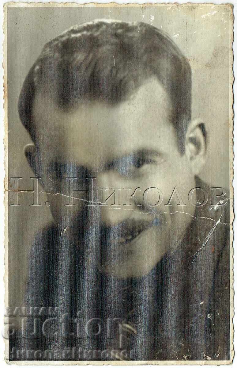 FOTOGRAFIE VECHE SOFIA TÂNĂR ÎN STUDIO FOTO „TRUD” J659