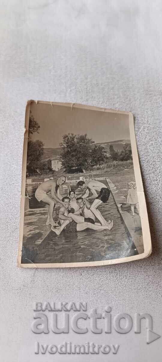 Fotografie Bărbați tineri la piscină