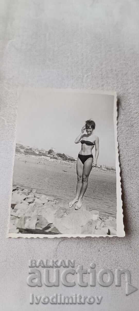 Fotografie Pomorie Tânără fată pe o piatră lângă mare 1967