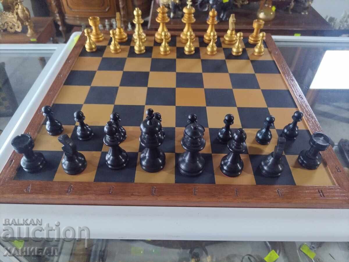 Licitație FOARTE FRUMOS ȘAH CU PIESE METALICE