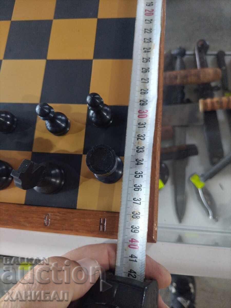 Livrarea FOARTE FRUMOS ȘAH CU PIESE METALICE