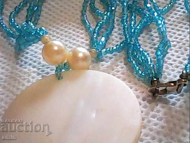 Auction  Beautiful necklace made of mother-of-pearl and beads