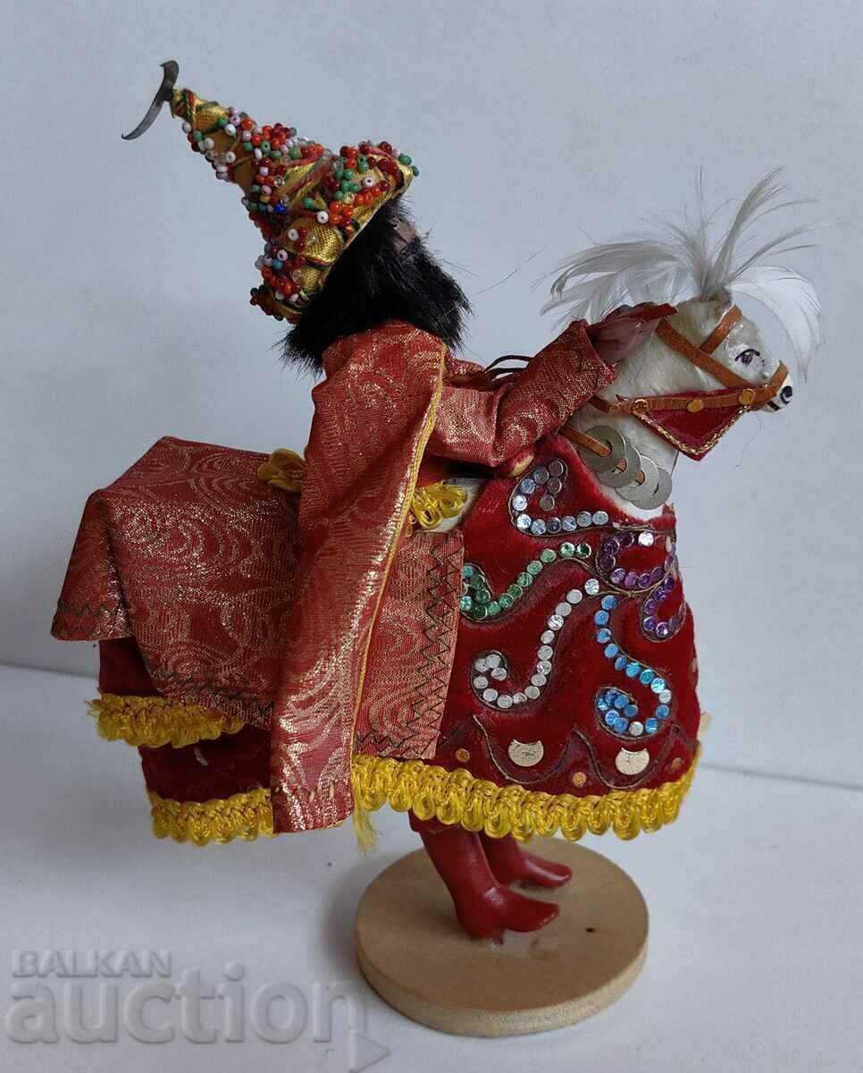 SOC POLISH SOUVENIR JUCĂRIE HORSE RIDER HORSEMAN LABEL cu preț € 6.00 | 11.74 BGN SOC POLISH SOUVENIR JUCĂRIE HORSE RIDER HORSEMAN LABEL cu preț € 6.00 | 11.74 BGN