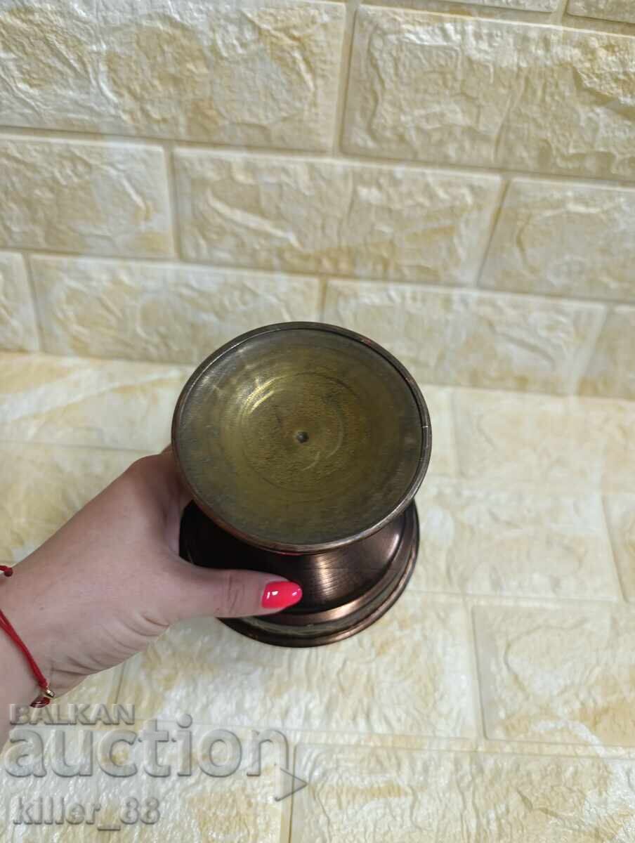 Livrarea Vază vintage din alamă cu gravuri Livrarea Vază vintage din alamă cu gravuri