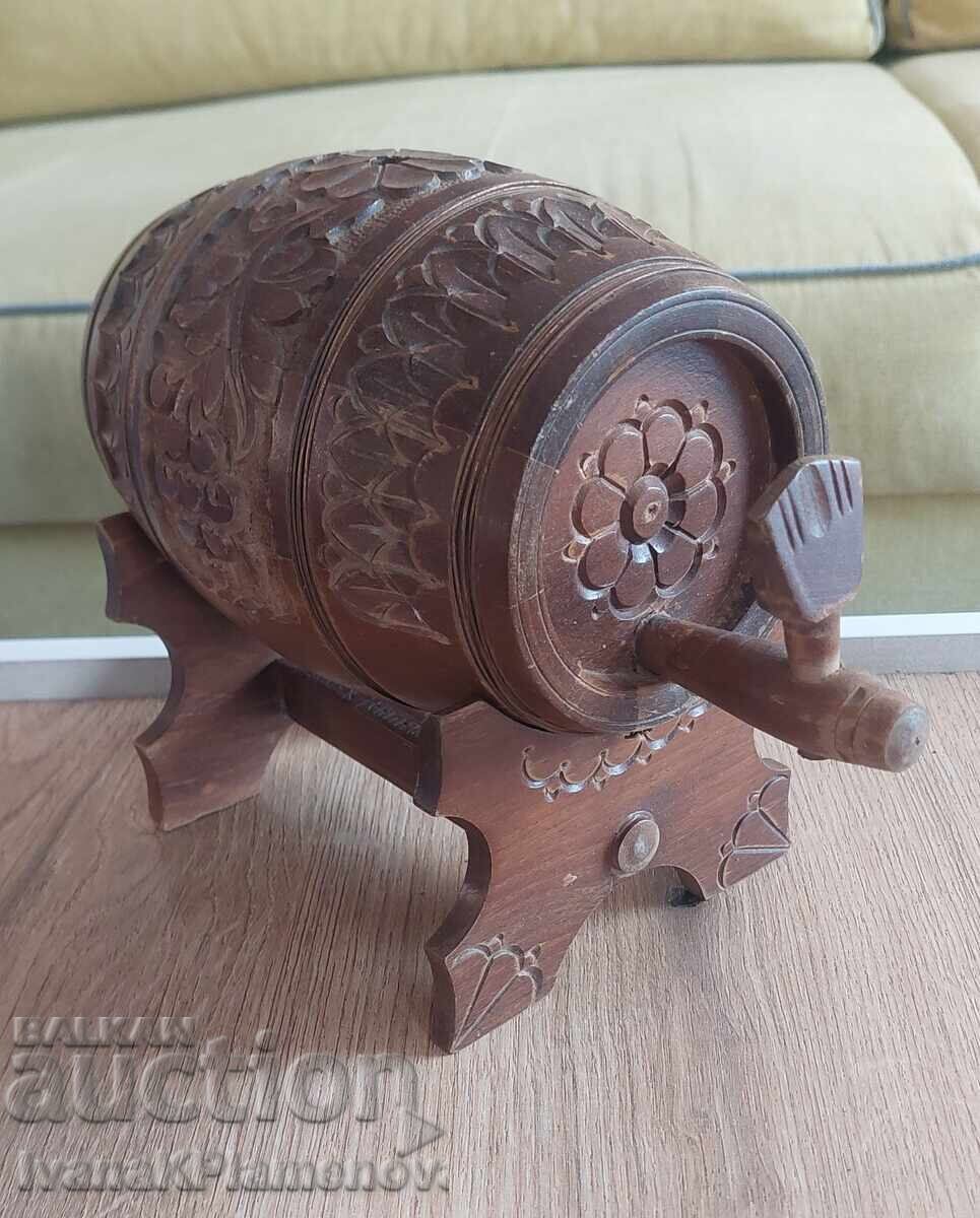 Butoiaș sculptat în lemn și păhărele cu tăviță pentru cunoscători cu preț € 30.00 | 58.68 BGN Butoiaș sculptat în lemn și păhărele cu tăviță pentru cunoscători cu preț € 30.00 | 58.68 BGN