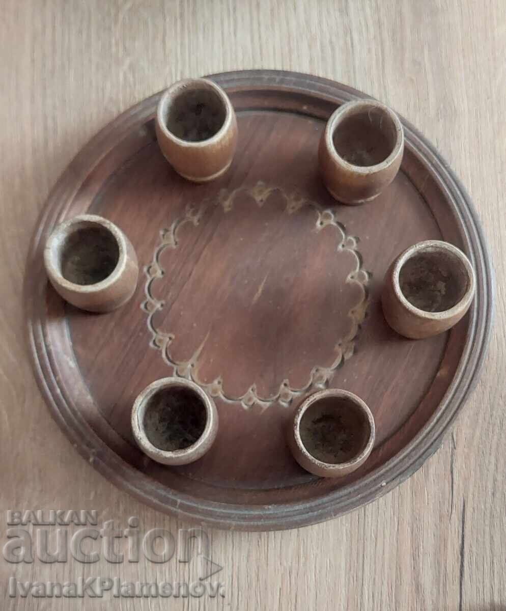 Licitație Butoiaș sculptat în lemn și păhărele cu tăviță pentru cunoscători Licitație Butoiaș sculptat în lemn și păhărele cu tăviță pentru cunoscători