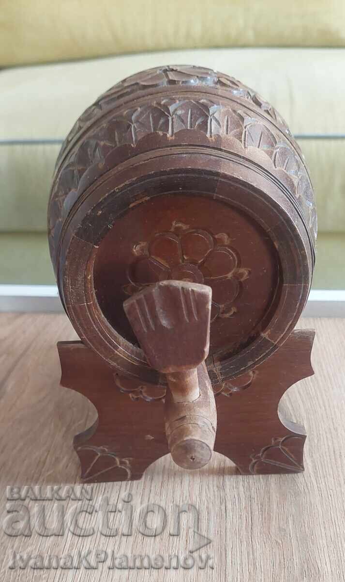 Livrarea Butoiaș sculptat în lemn și păhărele cu tăviță pentru cunoscători Livrarea Butoiaș sculptat în lemn și păhărele cu tăviță pentru cunoscători