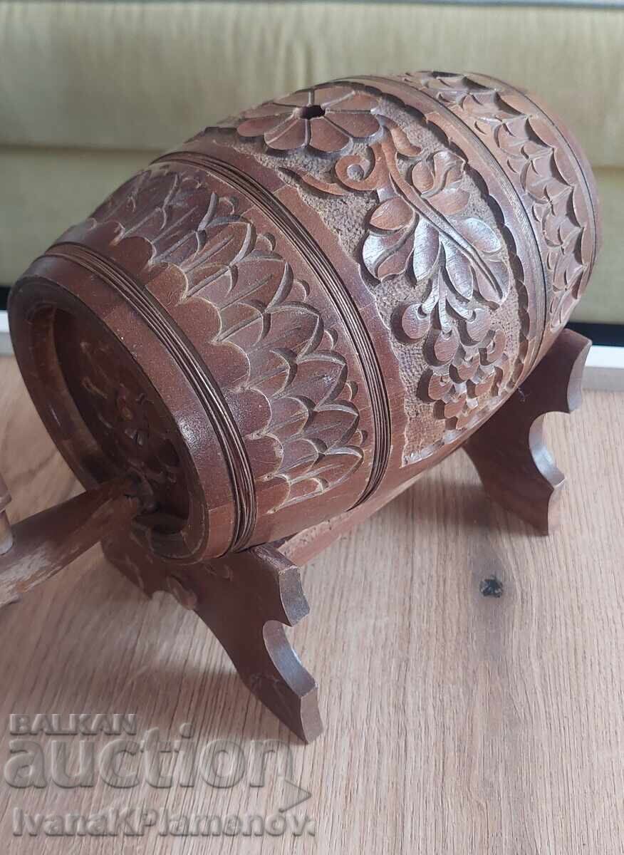 Butoiaș sculptat în lemn și păhărele cu tăviță pentru cunoscători - 5 Butoiaș sculptat în lemn și păhărele cu tăviță pentru cunoscători - 5