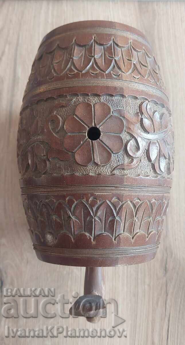 Butoiaș sculptat în lemn și păhărele cu tăviță pentru cunoscători - 6 Butoiaș sculptat în lemn și păhărele cu tăviță pentru cunoscători - 6