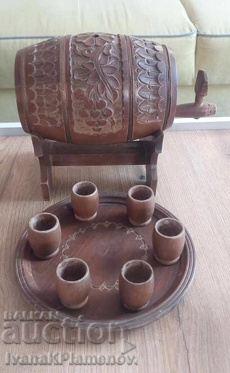 Butoiaș sculptat în lemn și păhărele cu tăviță pentru cunoscători Butoiaș sculptat în lemn și păhărele cu tăviță pentru cunoscători