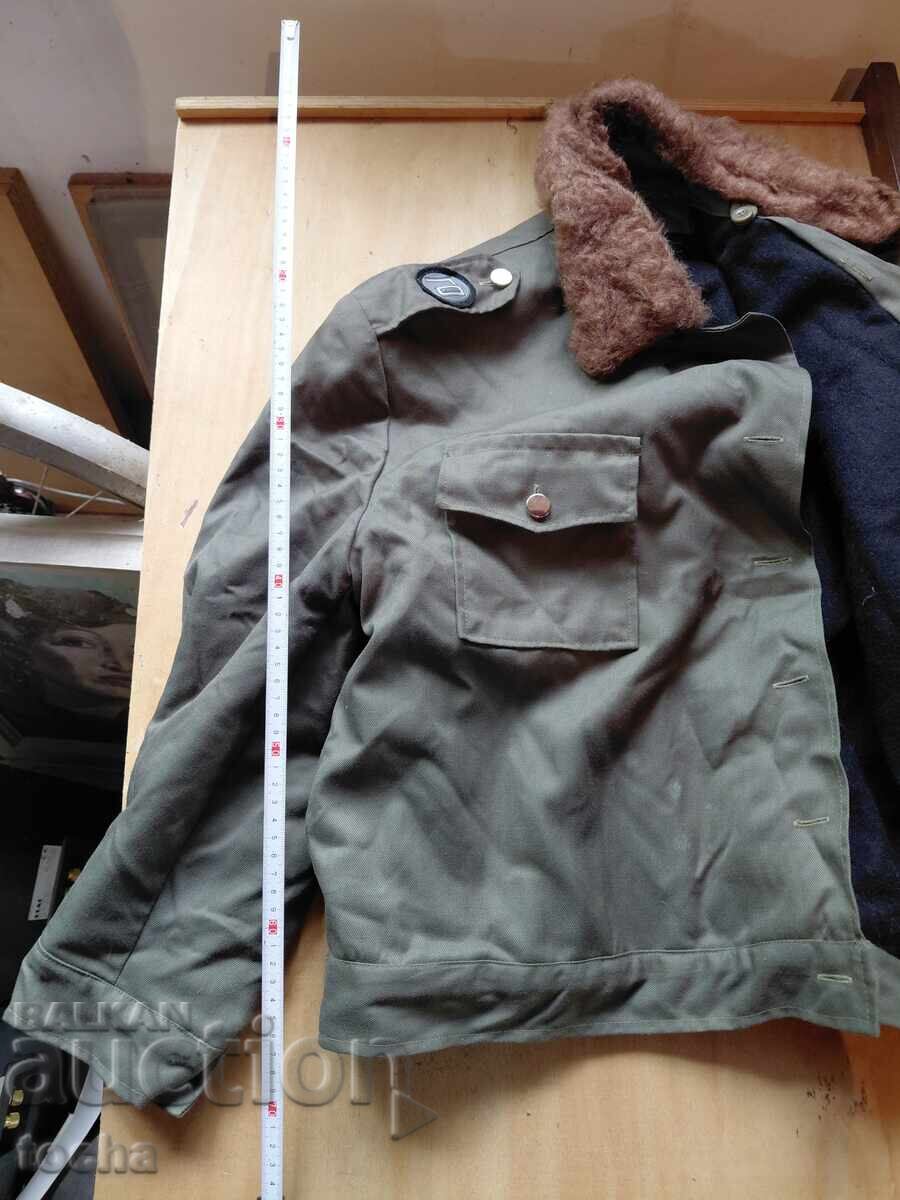 Livrarea Jachetă veche GO, bine întreținută Livrarea Jachetă veche GO, bine întreținută