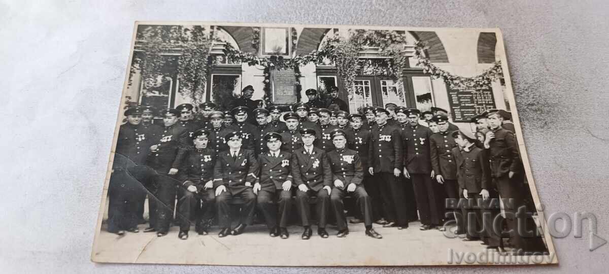 Fotografie Căferiști cu ordine și medalii în gara Vratsa Fotografie Căferiști cu ordine și medalii în gara Vratsa