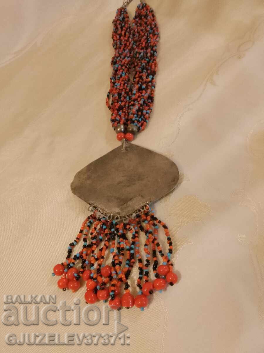 Παράδοση Κοσμήματα με πολύχρωμες χάντρες