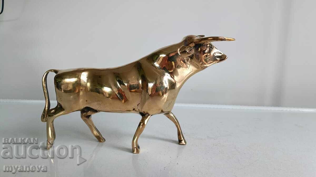 Livrarea Sculptură din bronz reprezentând un taur, simbol al puterii și fertilității
