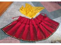 Woolen apron (vǎlnenik), pleated skirt (brǎchnik), pishimal, and headscarf