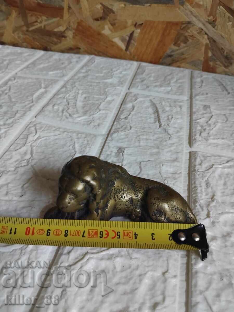 Statuetă veche din bronz reprezentând un leu cu preț € 38.00 | 74.32 BGN