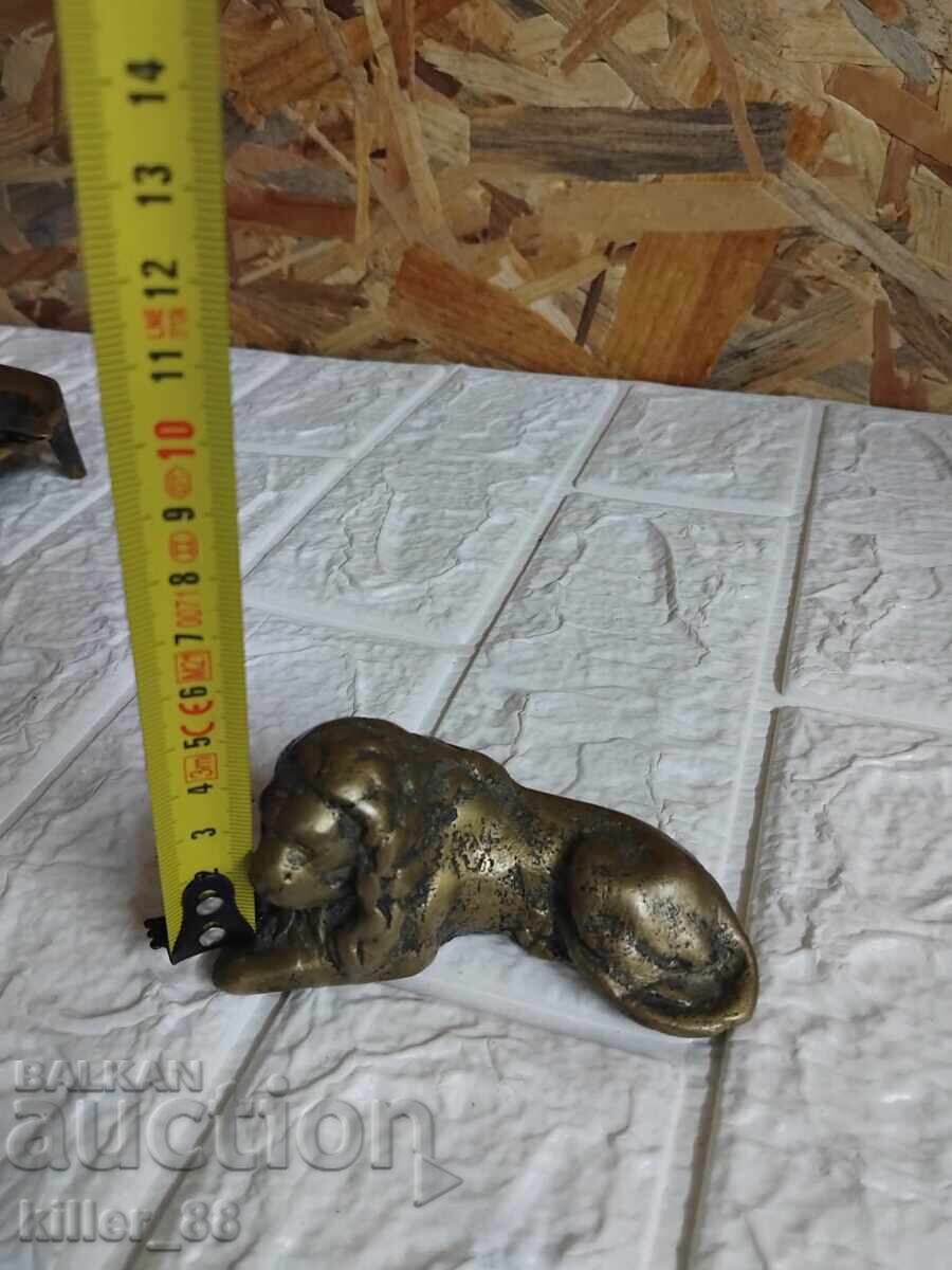 Licitație Statuetă veche din bronz reprezentând un leu