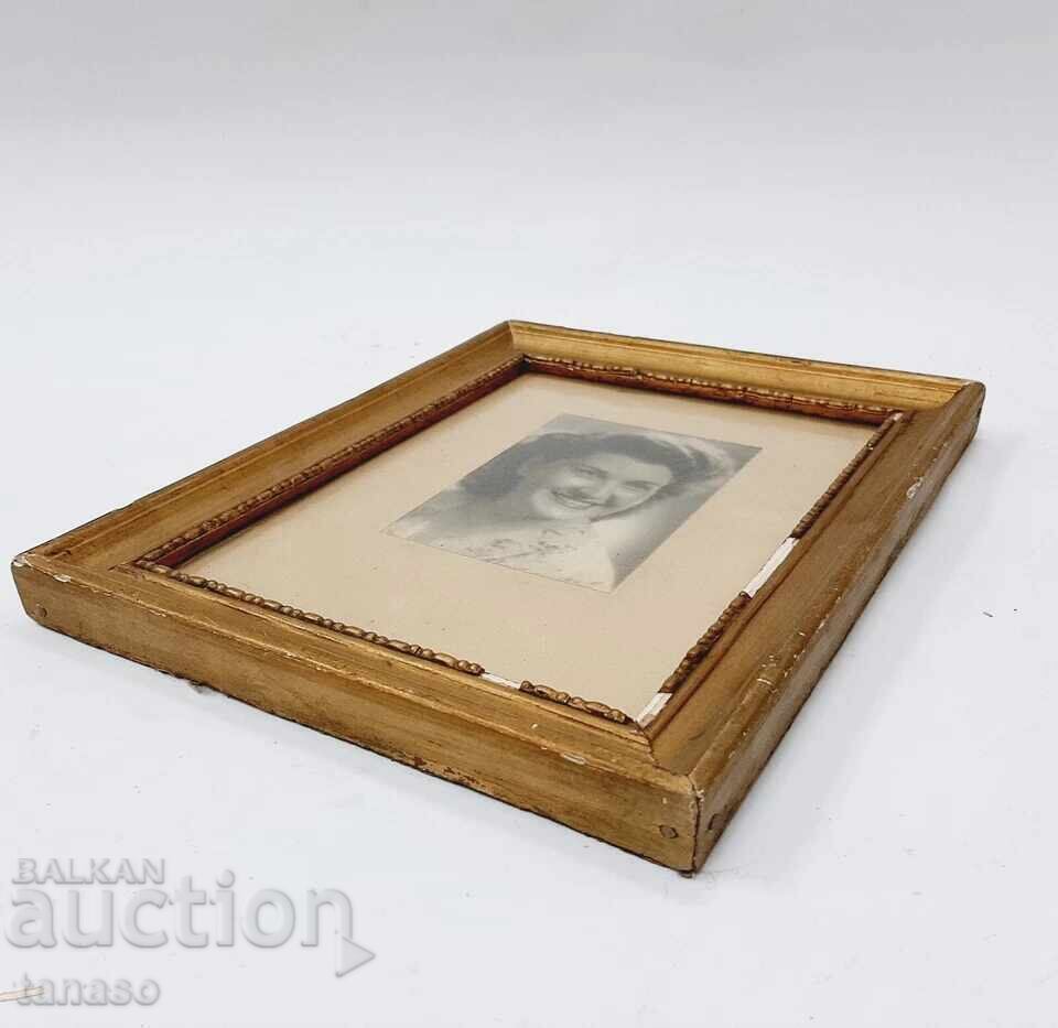 Vintage πορτρέτο σε ξύλινη κορνίζα–29×22 εκ.–γυαλί–διακόσμηση με τιμή € 12.00 | 23.47 BGN Vintage πορτρέτο σε ξύλινη κορνίζα–29×22 εκ.–γυαλί–διακόσμηση με τιμή € 12.00 | 23.47 BGN