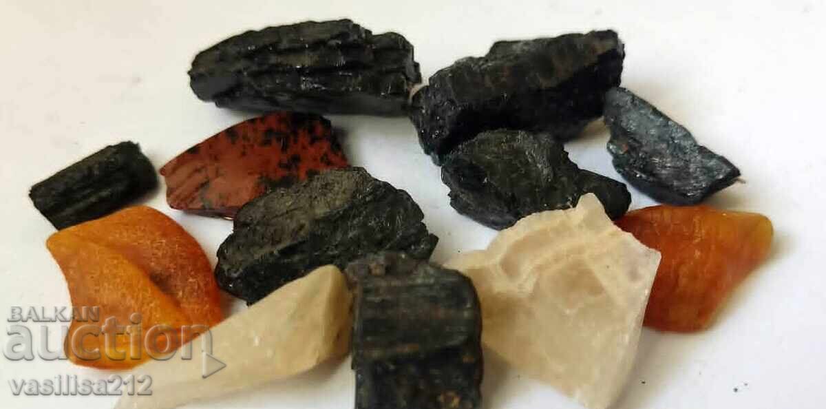 Chihlimbar, turmalin negru, ghips, obsidian cu preț € 10.00 | 19.56 BGN