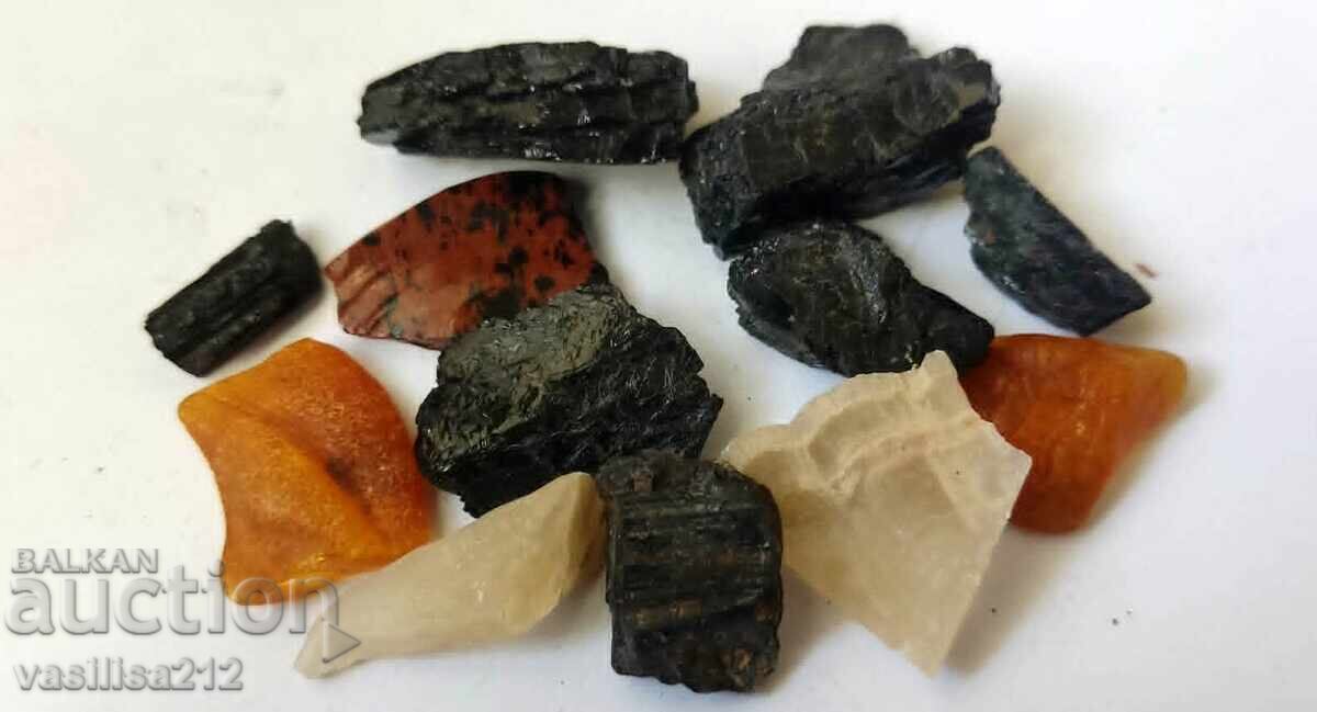Chihlimbar, turmalin negru, ghips, obsidian