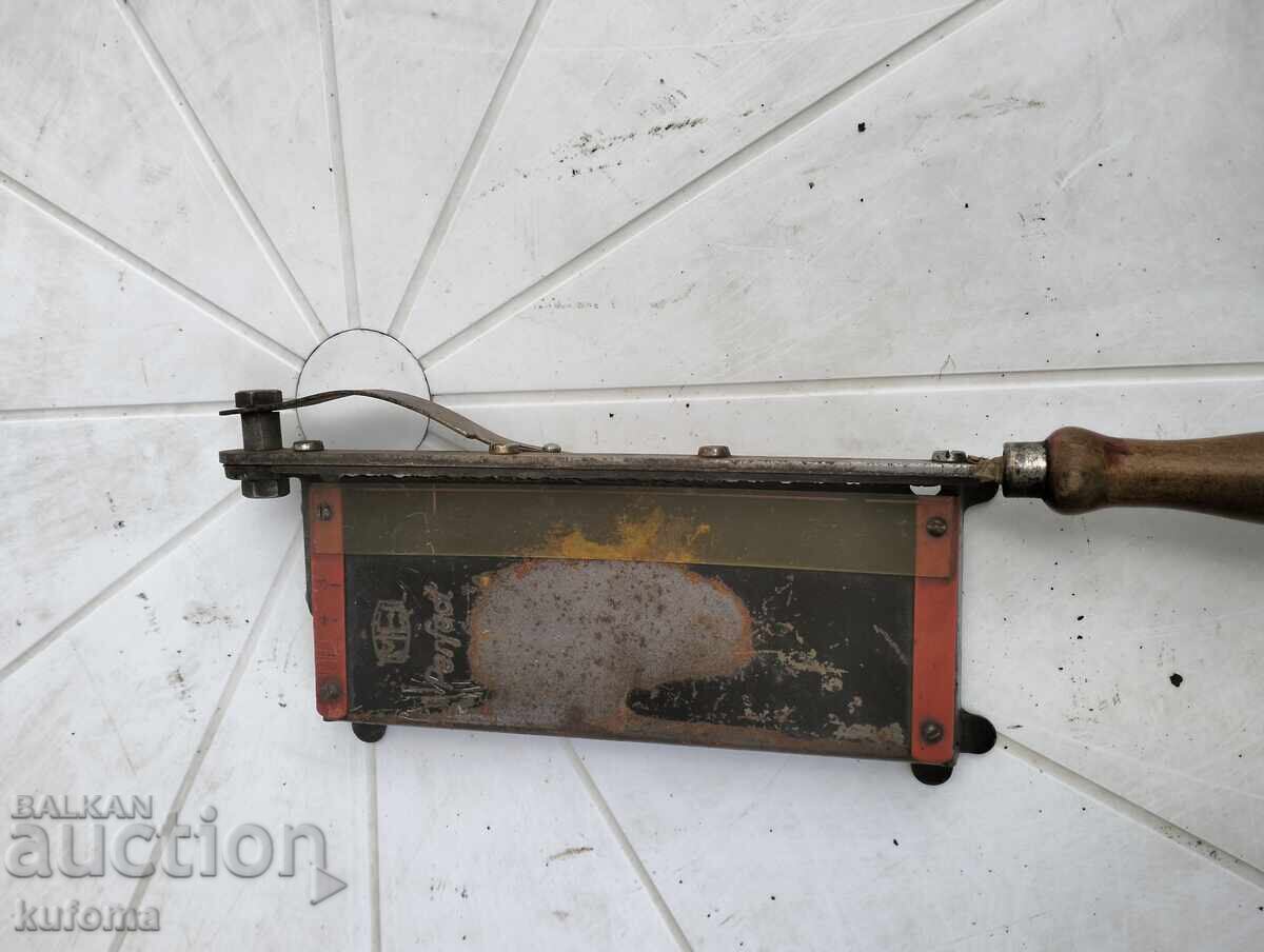 Veche ghilotină fotografică pentru tăiat fotografii cu preț € 14.99 | 29.32 BGN
